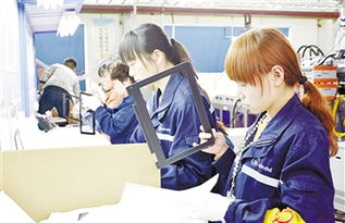 位于漯河市的河南源德福(聯想)科技產業園總投資12億元,主要產品為筆記本電腦精密零部件,產品銷往聯想集團全球供應鏈。目前,該產業園模具、注塑、五金沖壓、陽極盒、噴涂等7個車間相繼投入生產,今年前三個月實現產值1.2億元。圖為日前該產業園工人正在生產筆記本?